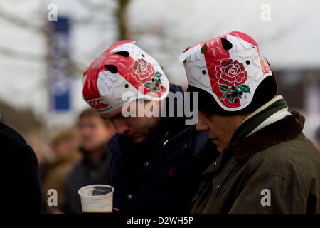 2. Februar 2013. Twickenham Surrey, UK. Fans sammeln vor der RBS-Rugby, die sechs Nationen passen zwischen England und Schottland im Twickenham stadium Stockfoto