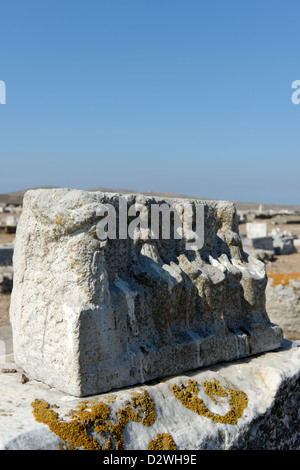 Delos. Griechenland. Die kleinen komplizierten Stein geschnitzt Relief den minoischen Brunnen. Es zeigt den Kopf eines Flusses Gott und drei Nymphen. Stockfoto