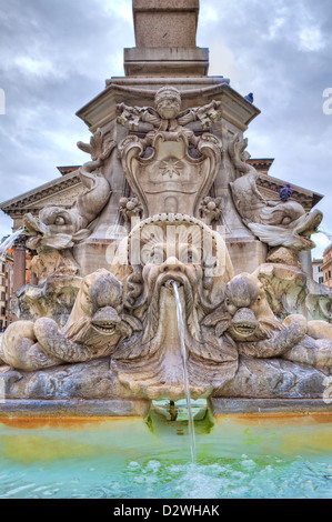 Vertikal orientierte Fragment des berühmten Brunnen an das Pantheon in Rom, Italien. Stockfoto