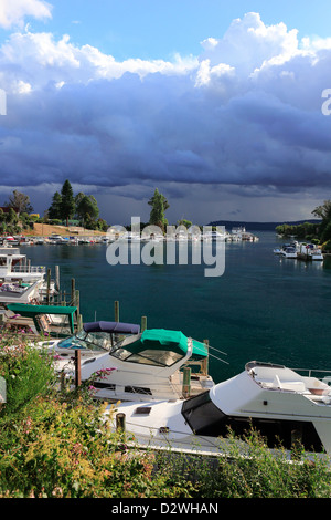 Sportboote im Yachthafen an der Spitze des Waikato River am Lake Taupo Stockfoto