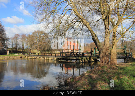 2. Februar 2013. Ripley, Surrey, England, UK. Die Sonne an einem kalten und knackig Wintertag. Das ruhige Wasser fließt in Richtung Walsham Schleuse und Wehr auf dem Fluss Wey. Stockfoto