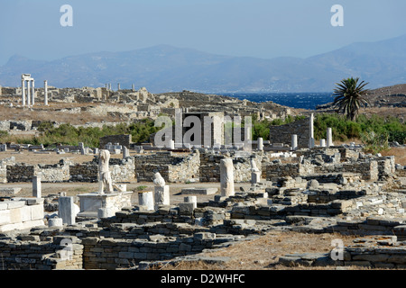 Delos. Griechenland. Partl Blick auf die archäologische Stätte von Delos. Rechts ist der heilige See Palme wo Apollo geboren wurde. Stockfoto
