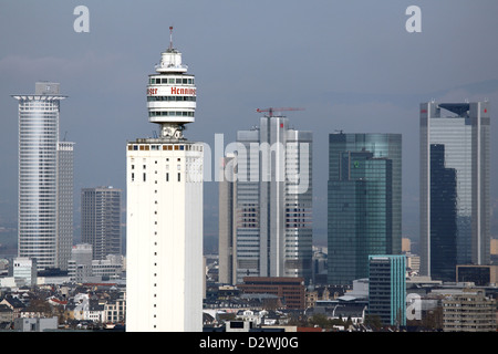 Frankfurt Am Main, Deutschland, Henninger Turm vor der Skyline des Finanzzentrums Stockfoto