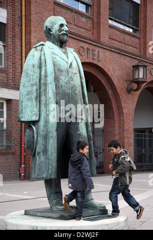 Rüsselsheim, Deutschland, Kinder in Adam Opel-Statue vor dem Eingang Stockfoto