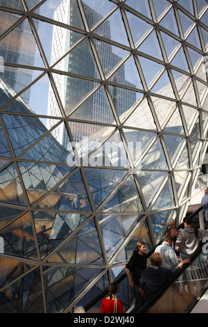 Frankfurt Am Main, Deutschland, Menschen in das Einkaufszentrum vor der Glaswand MyZeil Stockfoto