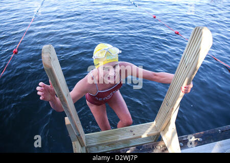 See-Windemere, Cumbria, UK. 2. Februar 2013. Chillswim Veranstaltung in Lake Windermere, Lake District. Menschen antreten in kaltem Wasser schwimmen Rennen. Jackie Fishcel - Bock. Stockfoto