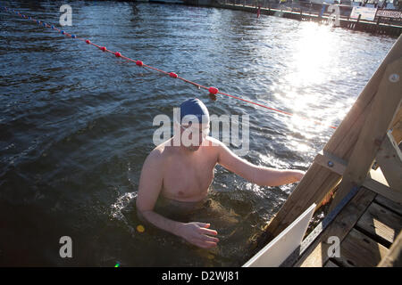 See-Windemere, Cumbria, UK. 2. Februar 2013. Chillswim Veranstaltung in Lake Windermere, Lake District. Menschen antreten in kaltem Wasser schwimmen Rennen. Stockfoto