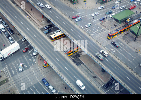 Blick auf die Kreuzung einer der Hauptstraßen in Warschau: Aleje Jerozolimskie und Aleja Jana Pawla II (Johannes Paul II Avenue) Stockfoto