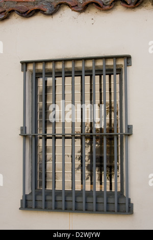 Ein vergittertes Fenster auf ein altes Gebäude in Monterey, Kalifornien. Stockfoto