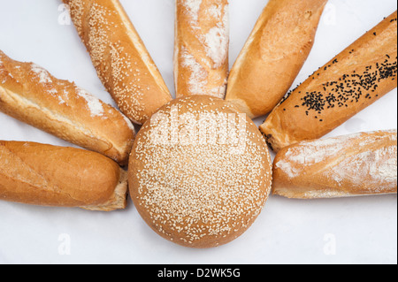 Auswahl an Baguette Französisch Stöcke mit einem Brotlaib isoliert auf weißem Hintergrund Stockfoto