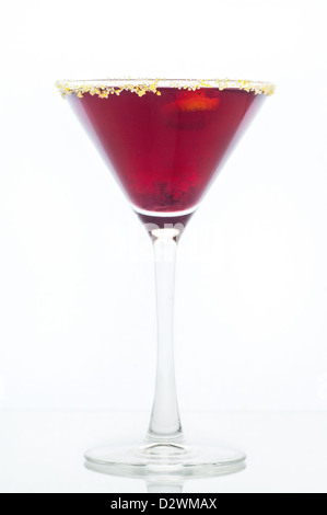 Lila Mixgetränk im Martiniglas mit Zitrone Zucker Felge Stockfoto