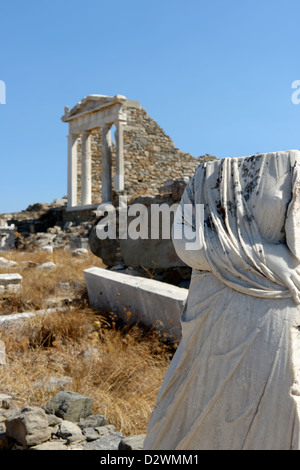 Delos. Griechenland. Kopflose Frauengestalt Marmorskulptur und restaurierte Tempel der Isis in der Wallfahrtskirche der ägyptischen Götter. Stockfoto