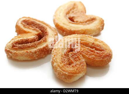 Süßes Gebäck mit Zimt in Form von Herzen, isoliert auf weiss Stockfoto