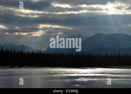 Die Sonne bricht durch die Wolken auf die Nahanni River in Kanadas Nordwest-Territorien Strahlen. Stockfoto
