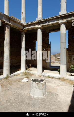 Delos. Griechenland. Nach Ansicht des Gerichts interne elegante dorischen Säulenhalle des mehrgeschossigen Haus Hermes. Stockfoto