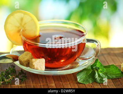 Tasse Tee auf der Natur der Hintergrund jedoch unscharf. Stockfoto