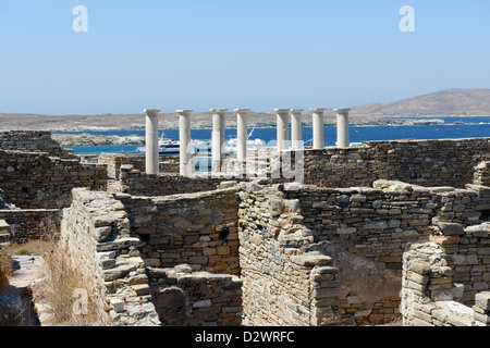 Delos. Griechenland. Abschnitt des Theater-Viertel von Blistern Spalten aus dem Haus des Dionysos dominiert. Stockfoto