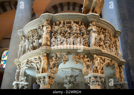 Mittelalterlichen Relief Sculpturs auf der Kanzel im Inneren des Doms, Pisa, Italien Stockfoto