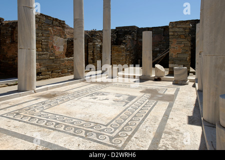 Delos. Griechenland. Zentralen Peristyl Innenhof Atrium mit Bodenmosaik in das Haus des Dionysos in der Theater-Viertel. Stockfoto