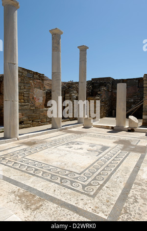 Delos. Griechenland. Zentralen Peristyl Innenhof Atrium mit Bodenmosaik in das Haus des Dionysos in der Theater-Viertel. Stockfoto