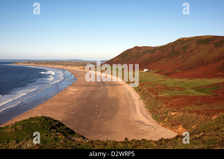 Ansicht von Rhossili Bucht auf der Gower Halbinsel mit blauem Himmel und brechenden Wellen Stockfoto