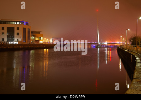 Flussabwärts des Flusses Tawe und Teil der SA1 Entwicklung Swansea anzeigen Stockfoto