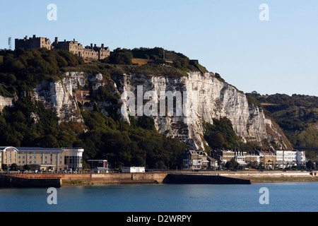 Blick auf Klippen und Waterfront in Dover, Kent, UK Stockfoto