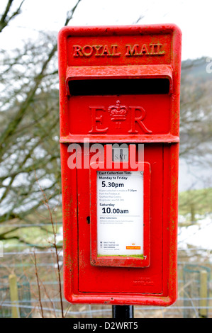 Ein Royal Mail-Briefkasten befindet sich auf dem Snake-Pass in der Nähe von Sheffield England Stockfoto