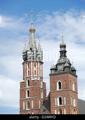 Nahaufnahme von St. Mary's Kirche Zwillingstürme, gotische Basilika in Krakau, Polen Stockfoto