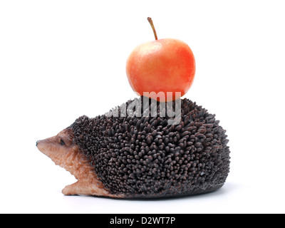 Igel mit roter Apfel auf dem Rücken auf weißem Hintergrund Stockfoto