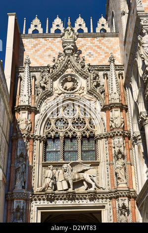 Gotischen Stil zeremonielle Eingang, die Porta della Carta (1438-1442), an der östlichen Fassade der Dogen Palast Venedig Stockfoto