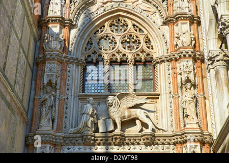 Gotischen Stil zeremonielle Eingang, die Porta della Carta (1438-1442), an der östlichen Fassade der Dogen Palast Venedig Stockfoto