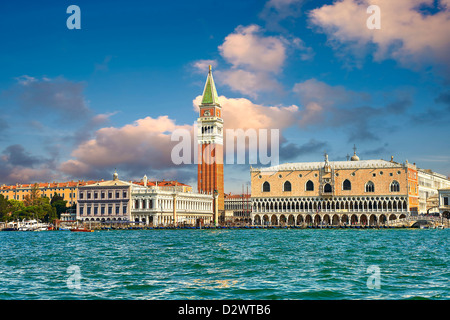 Der Dogenpalast und die Campinale des Heiligen Markus von den San Marco Becken Venedig Stockfoto