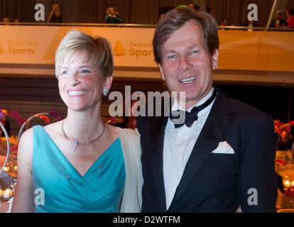 Vorsitzende des Vorstands der Herbert-Quandt-Stiftung, Susanne Klatten und ihr Mann Jan (R) besuchen die 43. Ausgabe der Ball des Sports in Wiesbaden, Deutschland, 2. Februar 2013. Die Veranstaltung fand unter dem Motto "Symphonie der Raeder" (lit. Symphonie von Fahrrädern), organisiert von der "Stiftung Deutsche Sporthilfe" (lit.) Deutsche Sporthilfe), mit geladenen Gästen aus der Welt der Politik, Sport und Unterhaltung. Foto: Boris Roessler Stockfoto