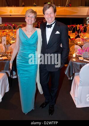 Vorsitzende des Vorstands der Herbert-Quandt-Stiftung, Susanne Klatten und ihr Mann Jan (R) besuchen die 43. Ausgabe der Ball des Sports in Wiesbaden, Deutschland, 2. Februar 2013. Die Veranstaltung fand unter dem Motto "Symphonie der Raeder" (lit. Symphonie von Fahrrädern), organisiert von der "Stiftung Deutsche Sporthilfe" (lit.) Deutsche Sporthilfe), mit geladenen Gästen aus der Welt der Politik, Sport und Unterhaltung. Foto: Boris Roessler Stockfoto