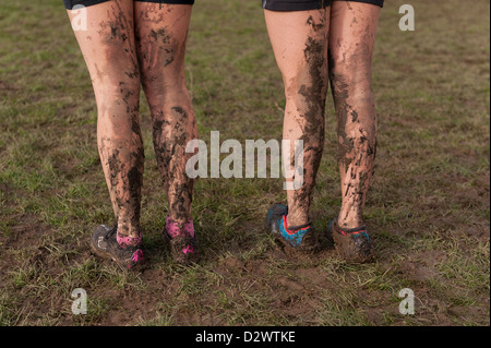 Cross Country Championships senior und Inter Mailand Jugend Mädchen extrem schlammigen Bedingungen bespritzt Schlamm auf Rückseite der Beine stehend Stockfoto