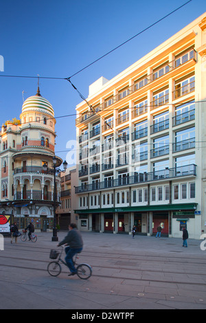 Sevilla, Spanien, Radfahrer auf der Avenida De La Constitución Stockfoto