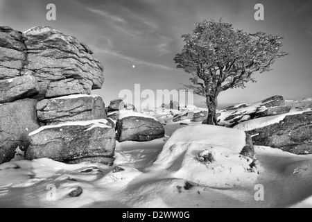 Blick vom Holwell Tor zum Haytor auf Dartmoor im dicken Schnee. Stockfoto