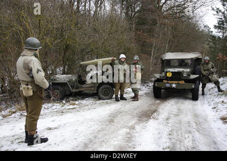 Gdynia, Polen 3. Februar 2012 die Weltkrieg Schlacht der Ausbuchtung auch bekannt als die Ardennen Gegenoffensive Nachstellung im Wald in der Nähe von Gdynia. Stockfoto