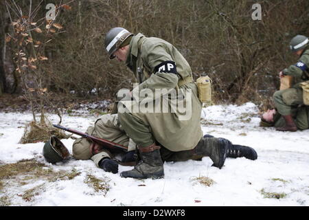 Gdynia, Polen 3. Februar 2012 die Weltkrieg Schlacht der Ausbuchtung auch bekannt als die Ardennen Gegenoffensive Nachstellung im Wald in der Nähe von Gdynia. Stockfoto