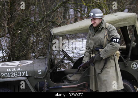 Gdynia, Polen 3. Februar 2012 die Weltkrieg Schlacht der Ausbuchtung auch bekannt als die Ardennen Gegenoffensive Nachstellung im Wald in der Nähe von Gdynia. Stockfoto