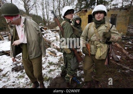 Gdynia, Polen 3. Februar 2012 die Weltkrieg Schlacht der Ausbuchtung auch bekannt als die Ardennen Gegenoffensive Nachstellung im Wald in der Nähe von Gdynia. Stockfoto