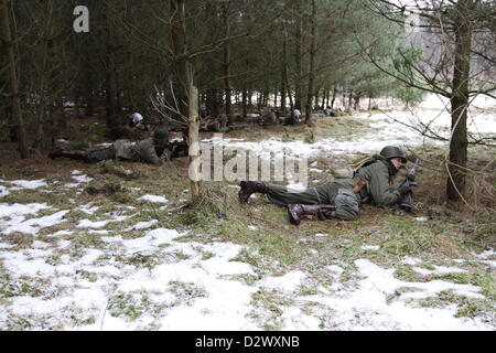 Gdynia, Polen 3. Februar 2012 die Weltkrieg Schlacht der Ausbuchtung auch bekannt als die Ardennen Gegenoffensive Nachstellung im Wald in der Nähe von Gdynia. Stockfoto