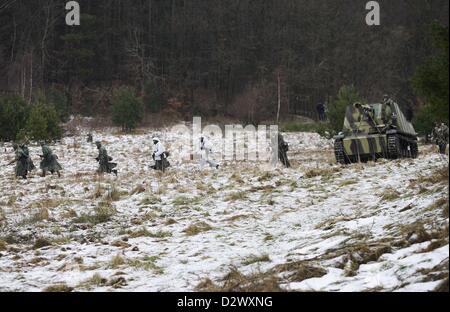 Gdynia, Polen 3. Februar 2012 die Weltkrieg Schlacht der Ausbuchtung auch bekannt als die Ardennen Gegenoffensive Nachstellung im Wald in der Nähe von Gdynia. Stockfoto