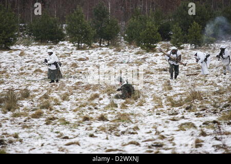 Gdynia, Polen 3. Februar 2012 die Weltkrieg Schlacht der Ausbuchtung auch bekannt als die Ardennen Gegenoffensive Nachstellung im Wald in der Nähe von Gdynia. Stockfoto