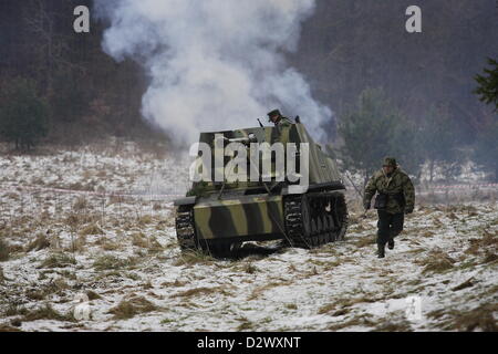 Gdynia, Polen 3. Februar 2012 die Weltkrieg Schlacht der Ausbuchtung auch bekannt als die Ardennen Gegenoffensive Nachstellung im Wald in der Nähe von Gdynia. Stockfoto