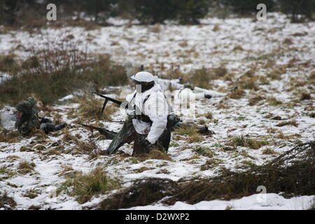 Gdynia, Polen 3. Februar 2012 die Weltkrieg Schlacht der Ausbuchtung auch bekannt als die Ardennen Gegenoffensive Nachstellung im Wald in der Nähe von Gdynia. Stockfoto