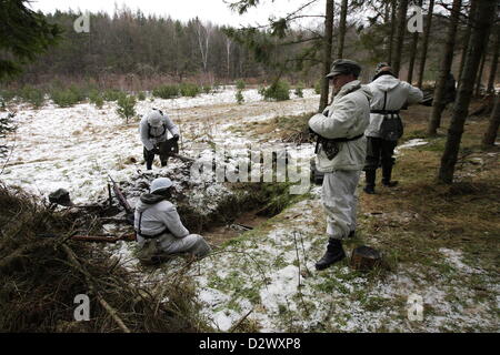 Gdynia, Polen 3. Februar 2012 die Weltkrieg Schlacht der Ausbuchtung auch bekannt als die Ardennen Gegenoffensive Nachstellung im Wald in der Nähe von Gdynia. Stockfoto