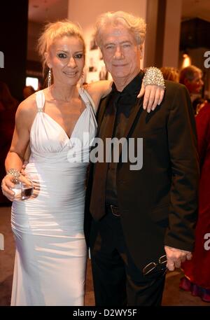 Deutsche Schauspieler Juergen Prochnow (R) und seine Frau Birgit Stein besuchen die Partei der 48. Goldene Kamera Award in Berlin, Deutschland, 2. Februar 2013. Die Auszeichnung honoriert herausragende Leistungen in Fernsehen, Film und Entertainment. Foto: Britta Pedersen/Dpa/Alamy Live News Stockfoto