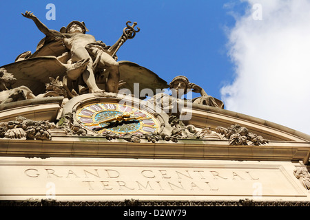 Skulptur und Uhr auf der Fassade des Grand Central Station in New York City. Stockfoto